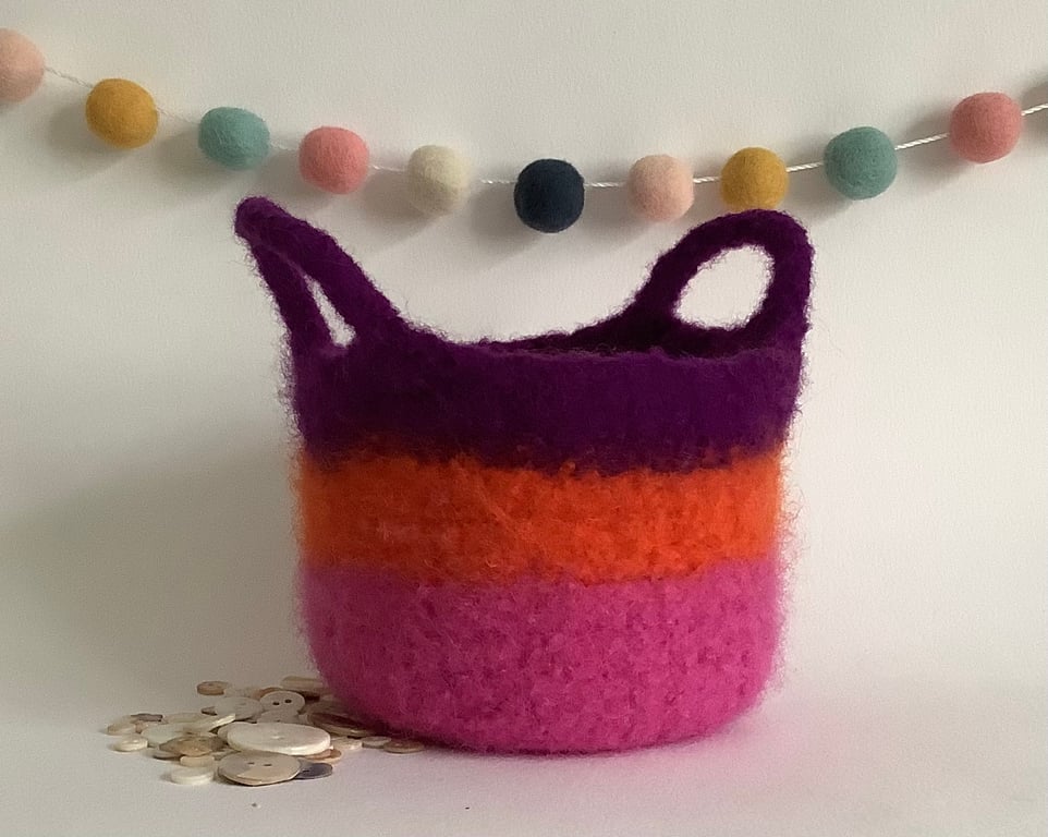 FELTED 'FUSSPOT' BOWL, desk tidy . Multicoloured . Bright. Stripes.