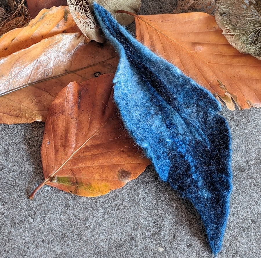 Felted leaf brooch : blues