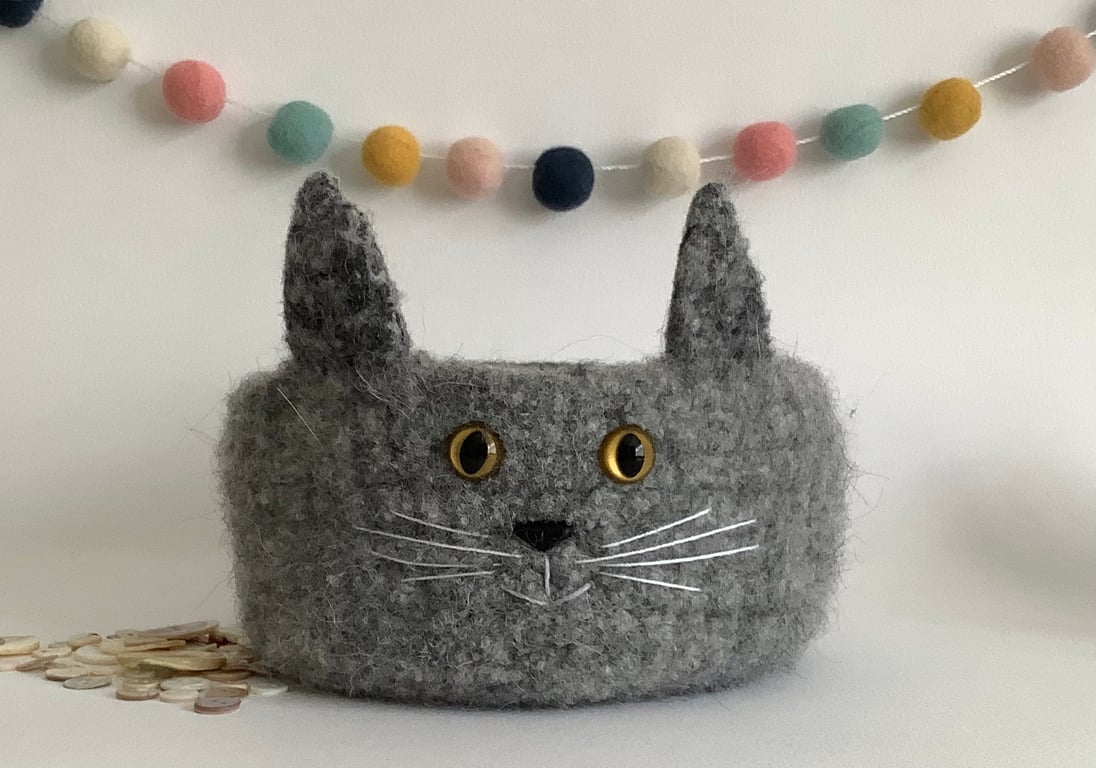 FELTED 'FUSSPOT' BOWL, desk tidy . Cat. Charcoal Grey. Home decor.