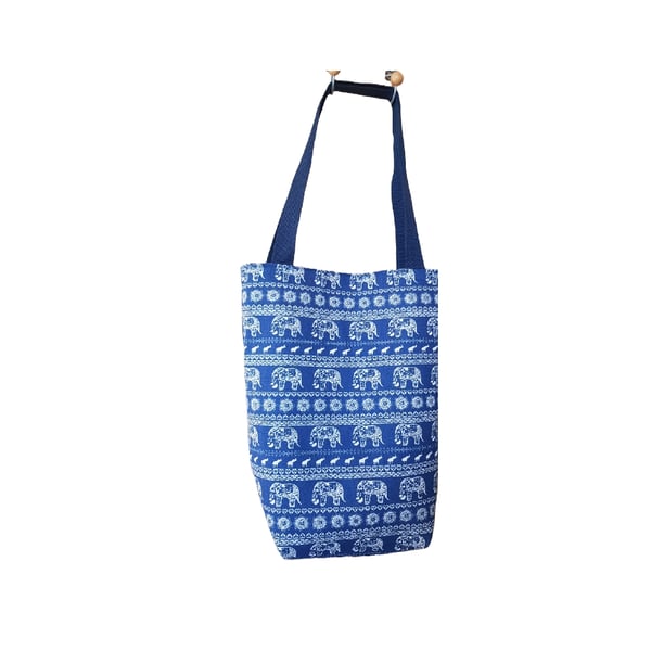 Tote bag: elephants on blue 