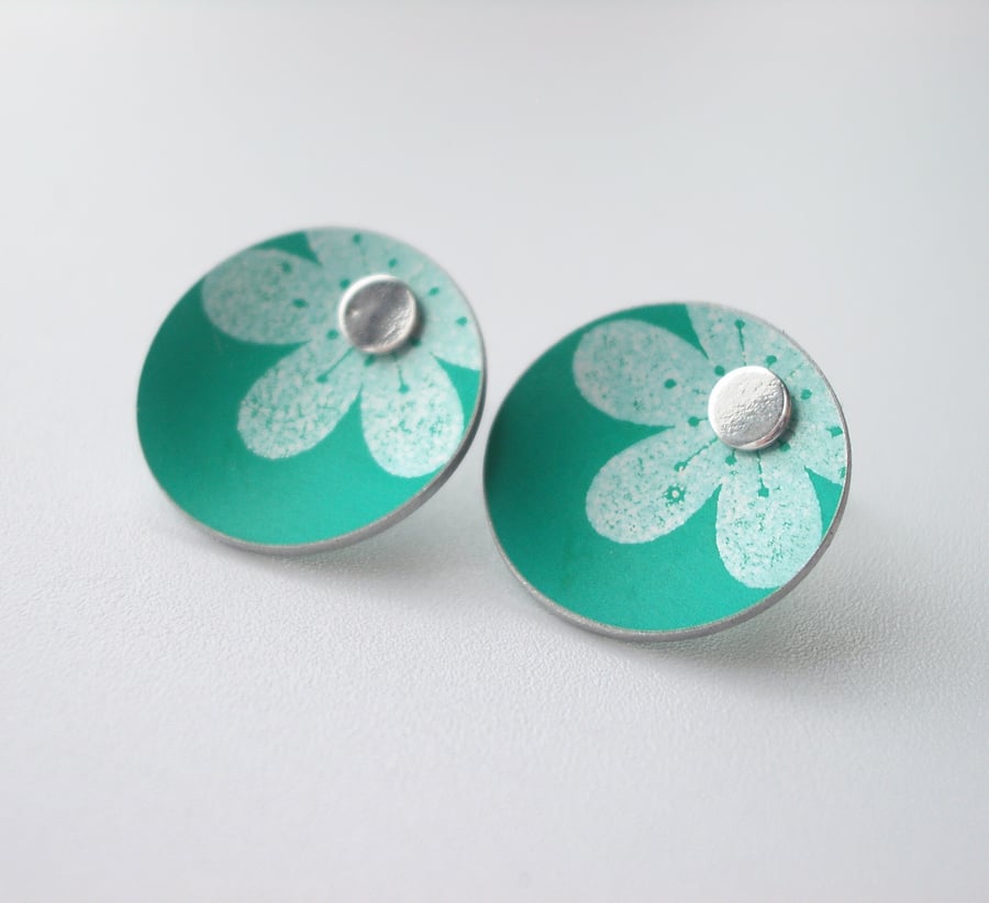 Flower circle studs in jade green and silver