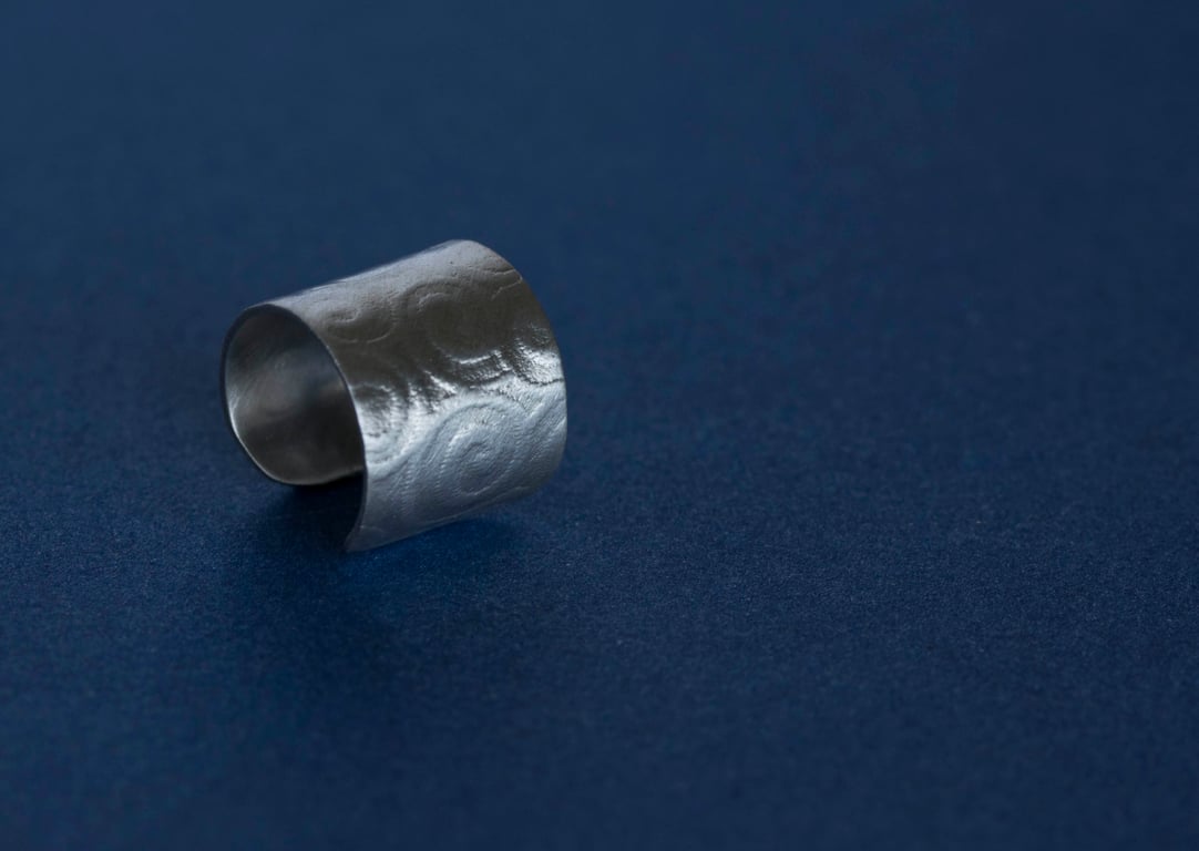 Chunky ear cuff with a "swirly" pattern