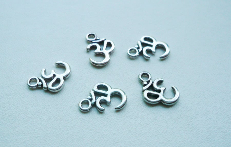 5   Tibetan Silver Ohm Symbol Charms