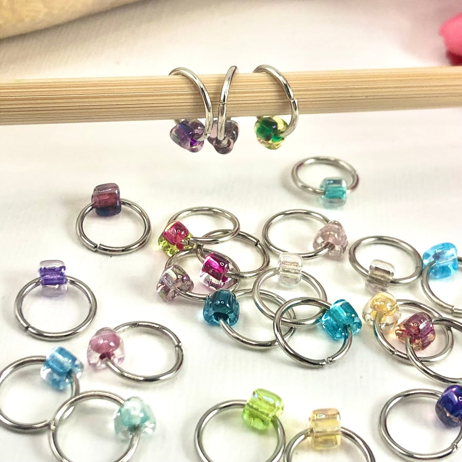 25 Stitch Markers Mystery RAINBOW Glass Jewel Knitting Ring Stitch Markers Choos