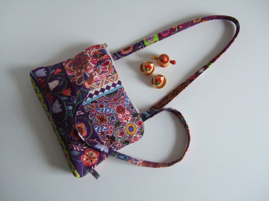 SOLD Handbag or shoulder bag in a Folk art fabric with chunky zip closure.