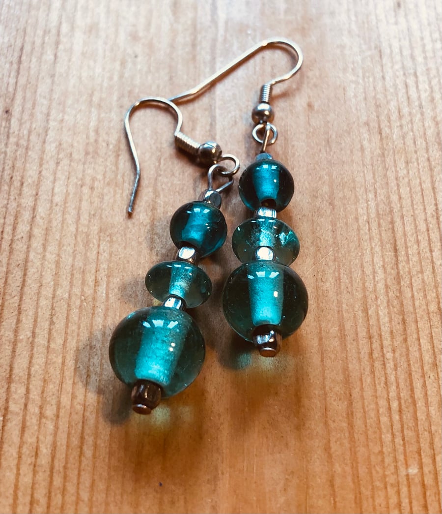 Short sea green recycled earrings 