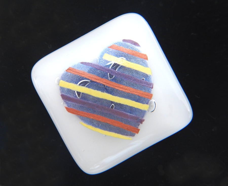 HANDMADE FUSED DICHROIC GLASS 'HEART' BROOCH.
