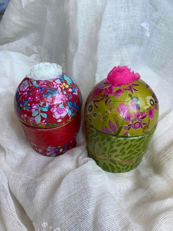 2 decorative cupcake style gift boxes