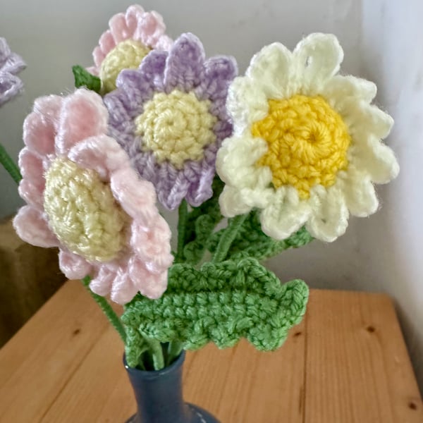 daisy bouquet, 5 stems of small crochet daisies 