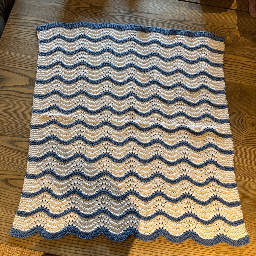 Baby cotton cot blanket in white and blue
