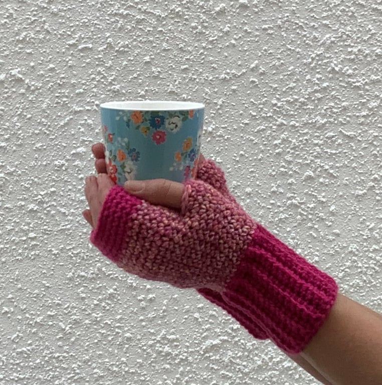 FINGERLESS MITTS , gloves ' Rambler'  Soft wool blend. Pink.
