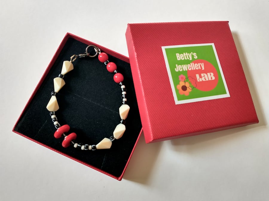 Graphic bead bracelet 