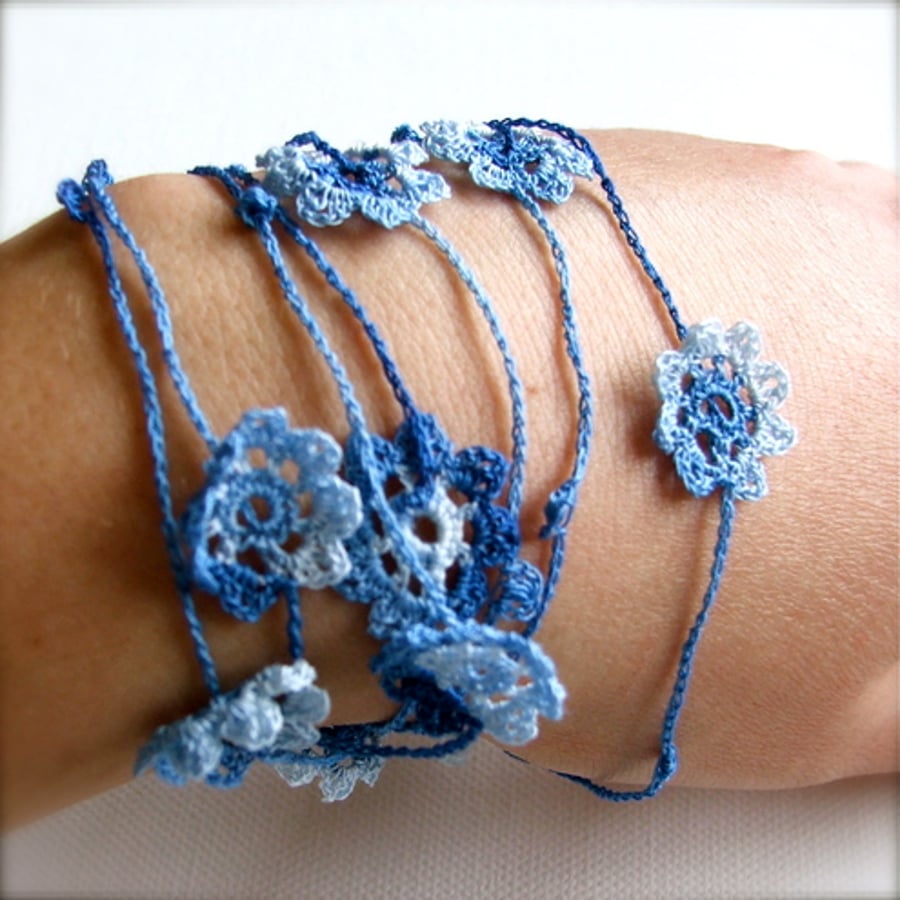 Delicate Flower Necklace - Blue/White