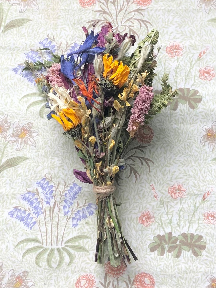 A small bunch of dried flowers and foliage. 17x10cm