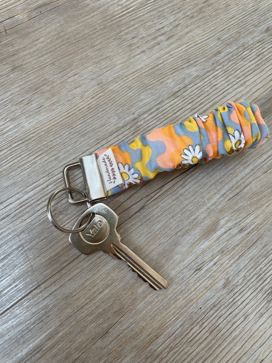 Groovy Daisy wristlet keychain 