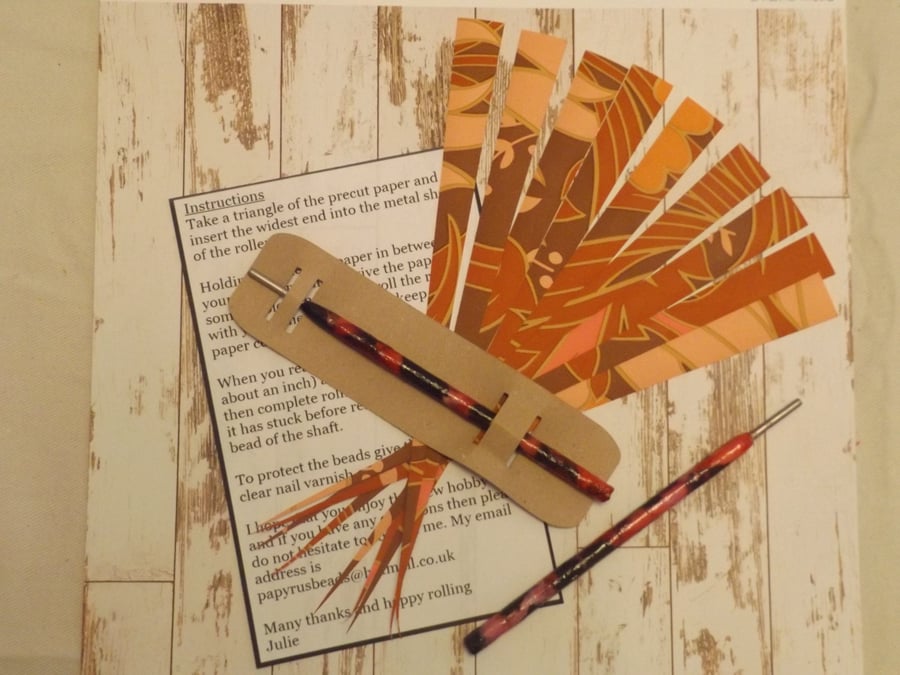 1 x Paper Bead Roller Pink, Red & Black Comes with a free set of Pre cut papers