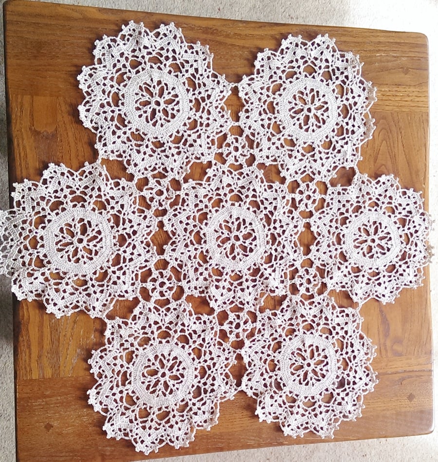 LARGE TABLE CENTREPIECE IN ECRU  - 21'' 53.5cm) TIP TO TIP - 7 MOTIFS