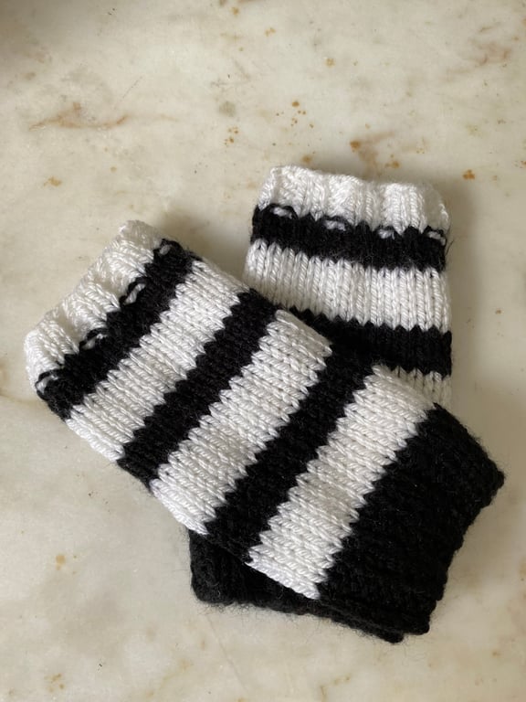 Zebra stripe fingerless mitts