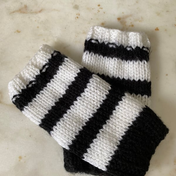 Zebra stripe fingerless mitts