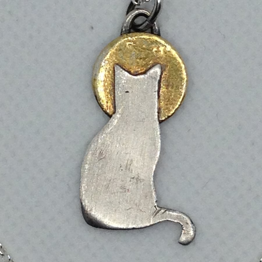 Sunbathing cat pendant