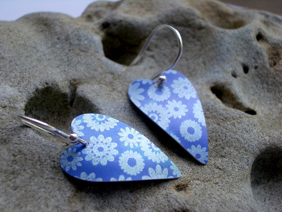 Heart earrings in blue with flower print