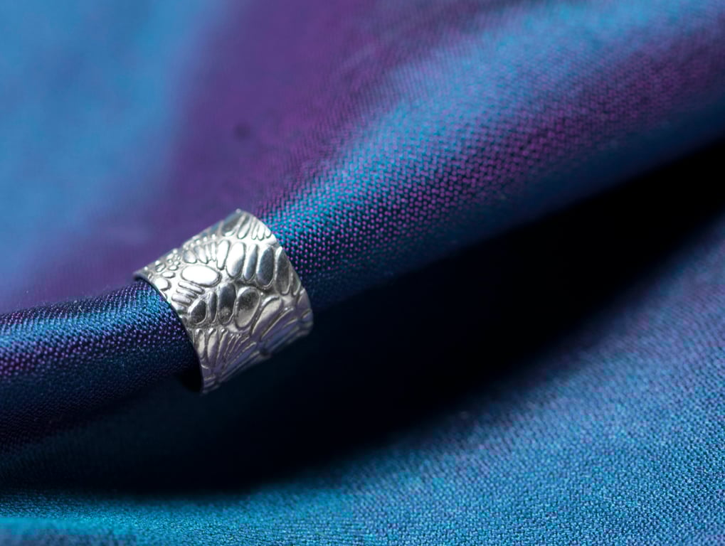 Chunky ear cuff with a "sea pebble" pattern