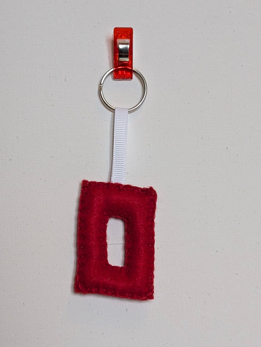 Handmade felt alphabet letter keyring O