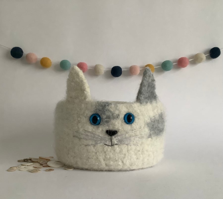 FELTED 'FUSSPOT' BOWL, desk tidy  . Cat. Grey, white . Home decor.