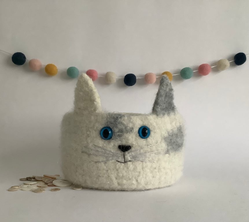 FELTED 'FUSSPOT' BOWL, desk tidy  . Cat. Grey, white . Home decor.