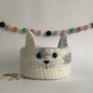 FELTED 'FUSSPOT' BOWL, desk tidy  . Cat. Grey, white . Home decor.