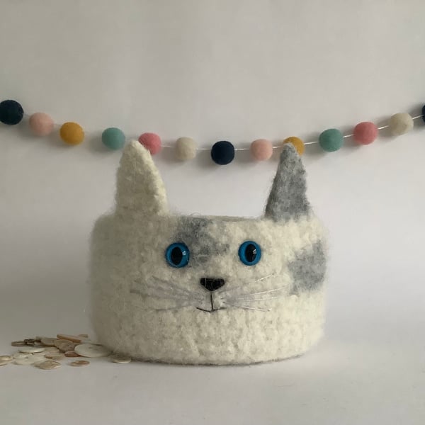 FELTED 'FUSSPOT' BOWL, desk tidy  . Cat. Grey, white . Home decor.