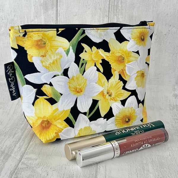 Cosmetic bags,white and yellow daffodils 