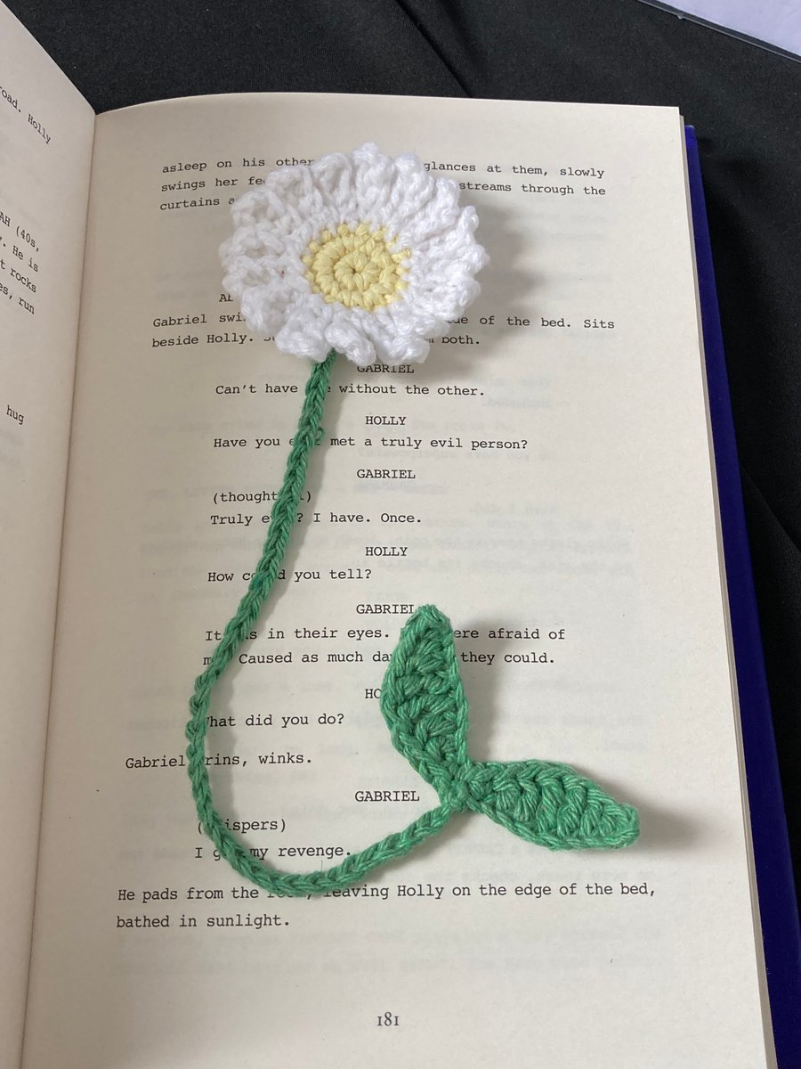 Crochet daisy bookmark