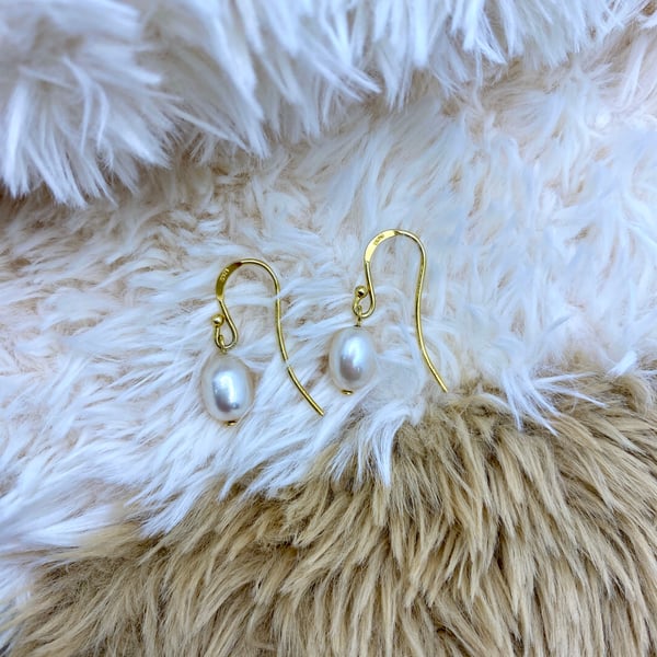 Teardrop Freshwater Pearl Dangling Earrings in gold plated Sterling Silver 