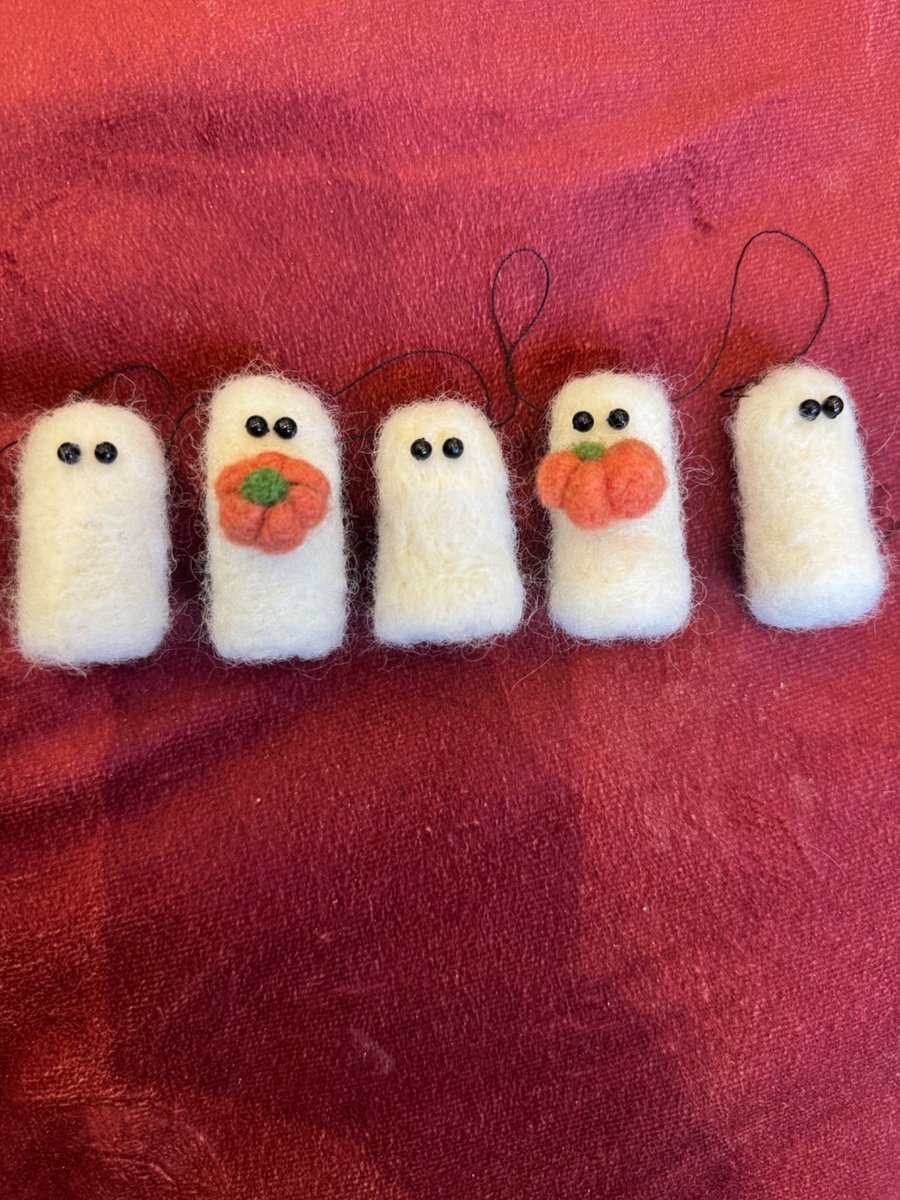 Mini ghost garland - Halloween homemade felted ghosts with pumpkins
