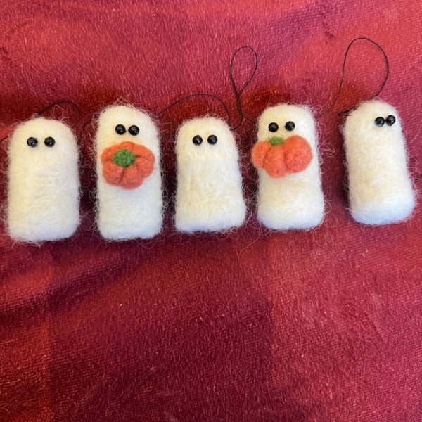 Mini ghost garland - Halloween homemade felted ghosts with pumpkins