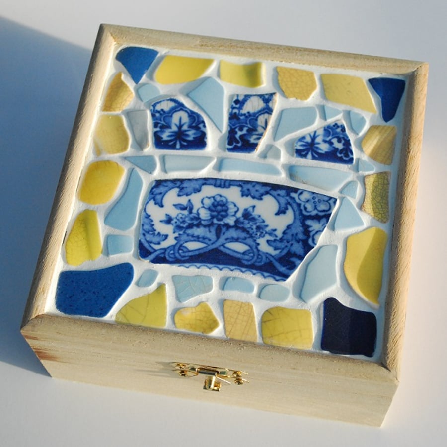 Beach pottery decorated box with flowers