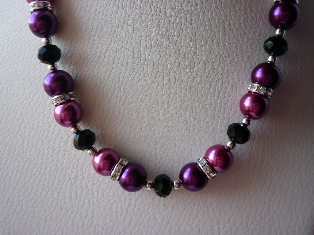 MAGENTA, FUSCHIA AND BLACK RHINESTONE NECKLACE WITH FREE EARRINGS.  618