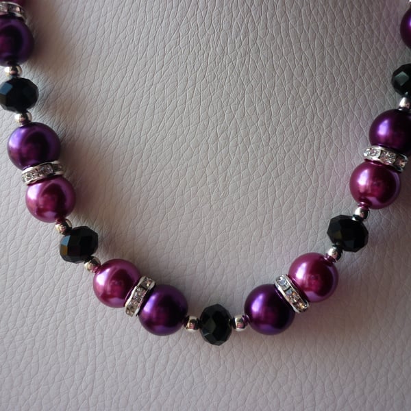 MAGENTA, FUSCHIA AND BLACK RHINESTONE NECKLACE WITH FREE EARRINGS.  618