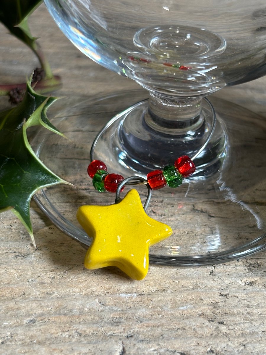 Wine glass Christmas charm - yellow star