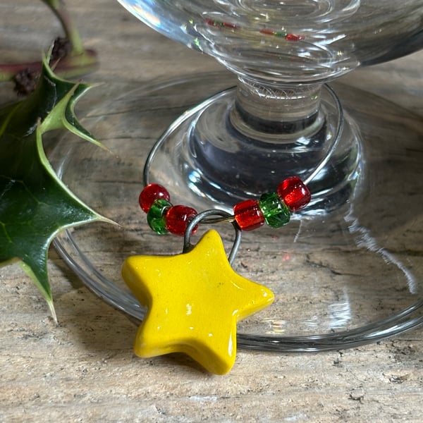 Wine glass Christmas charm - yellow star