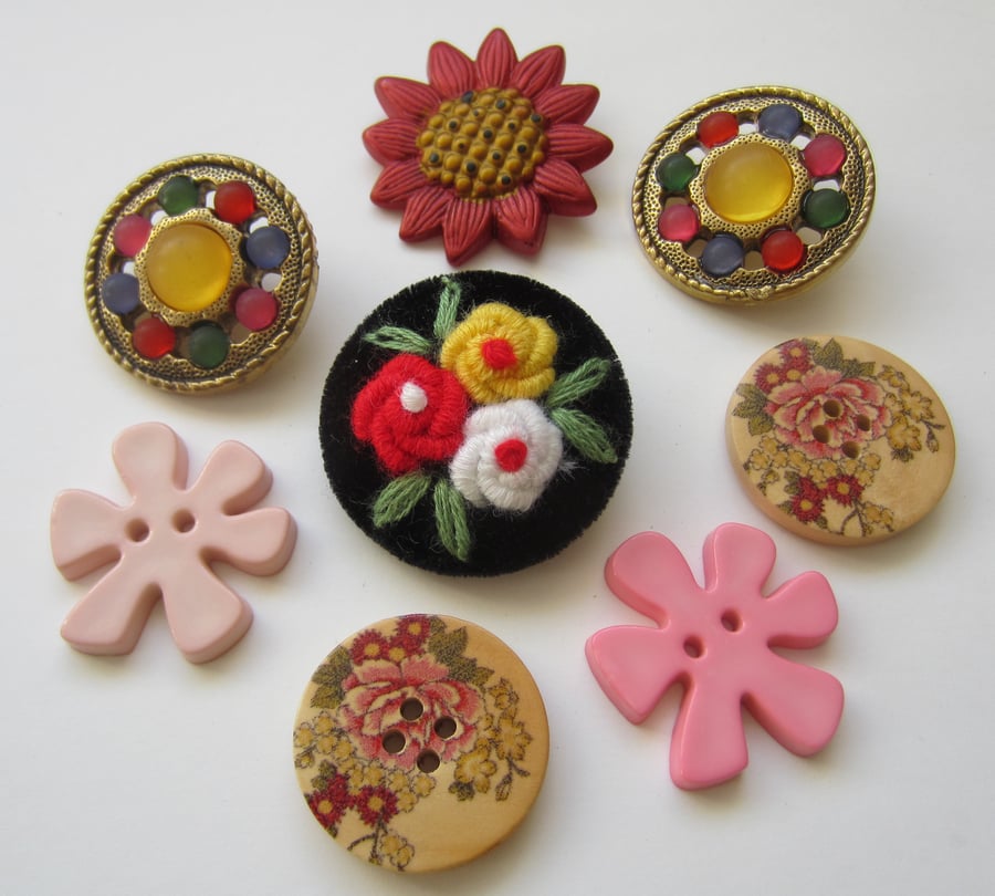 Lot of 8 Large Novelty Floral Buttons