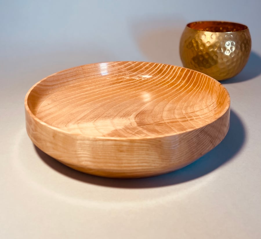 Ash Bowl finished in Carnauba Wax. 192mm diameter x 45mm high. 