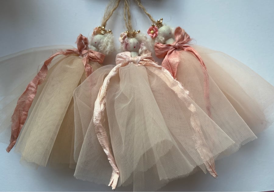 Set of three peg dolls 