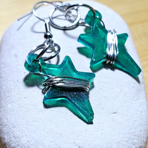 Green star shape earrings, unique resin earrings ideal for small gift for friend