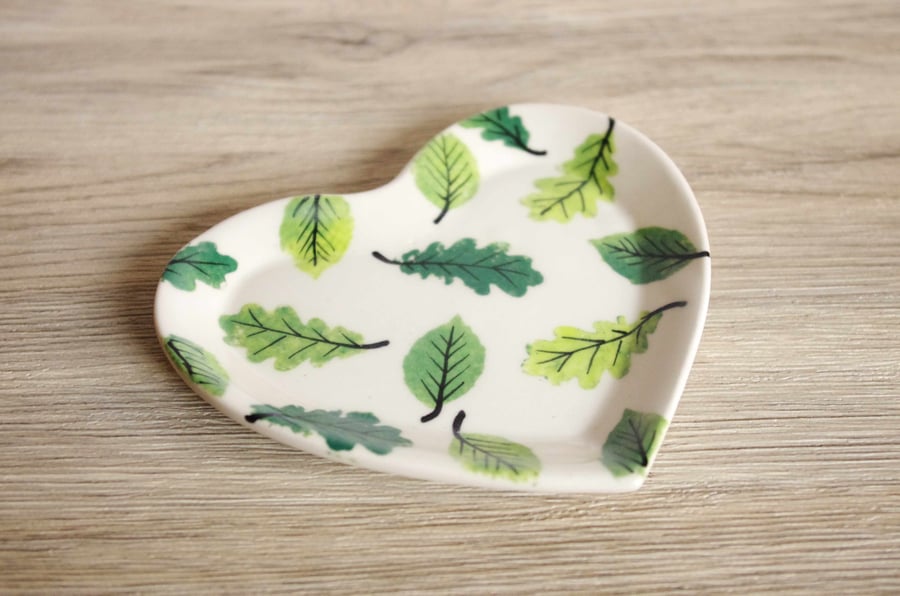 Small Heart Dish - Green Beech and Oak Leaves, Pattern