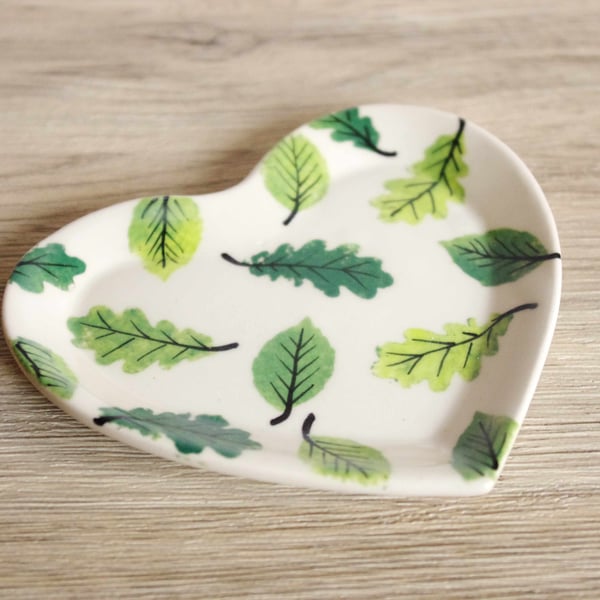 Small Heart Dish - Green Beech and Oak Leaves, Pattern