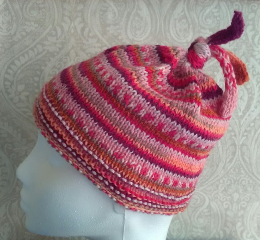 Handknit GIRL'S 3-5 TIE TOP BEANIE Stripey jacquard pinks oranges reds