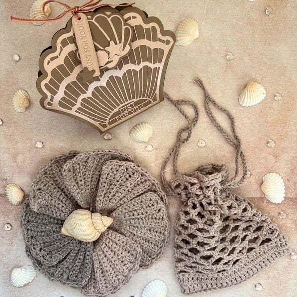 Skincare set of 7 Grey Brown Cotton Face Wipes & Wash Bag With Seashell Gift Box