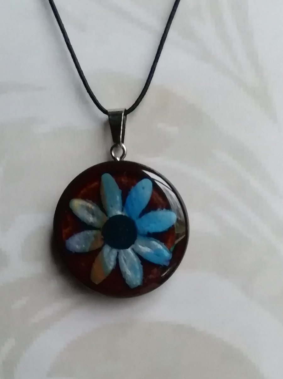 Wooden pendant with clay daisy 